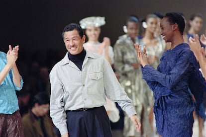 Issey Miyake, durante su desfile de la colección primevera-verano en París en octubre de 1991.