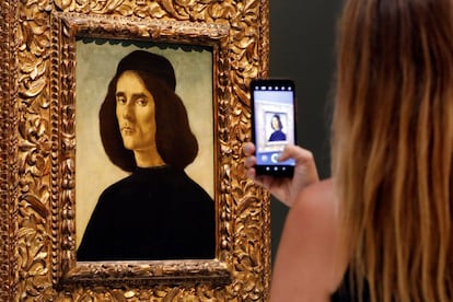El 'Retrato de Michele Marullo Tarcaniota', el único retrato de Sandro Botticelli en España, se exhibe en el Museo de Bellas Artes de Valencia. La pieza es propiedad de la familia Guardans-Cambó, y ya se exhibió entre 2004 y 2017 en el Museo del Prado.