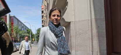 Anna Vidal, esposa de Oriol Pujo entrando a la Audiencia de Barcelona.