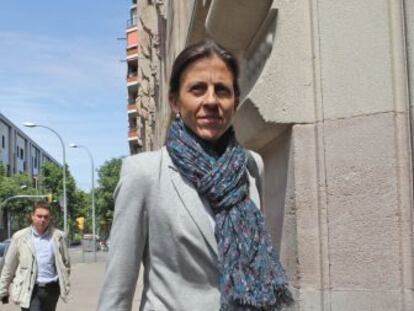 Anna Vidal, esposa de Oriol Pujo entrando a la Audiencia de Barcelona.