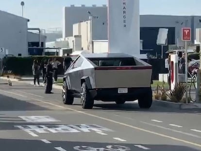 El Tesla Cybertruck y el camión Semi se muestran a plena luz del día