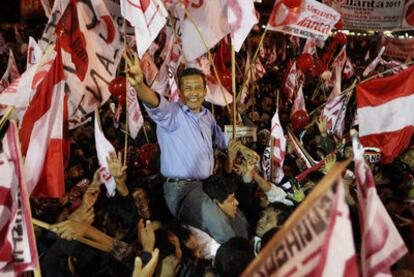 El candidato presidencial Ollanta Humala saluda a sus partidarios en un acto electoral organizado en Cuzco.