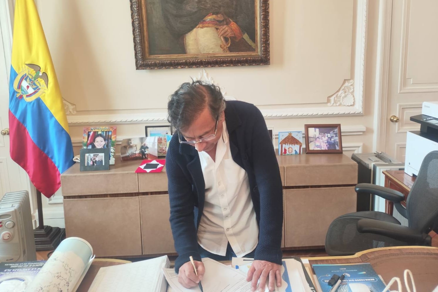 Petro firma el cuestionado decreto en el que convoca a una consulta popular 