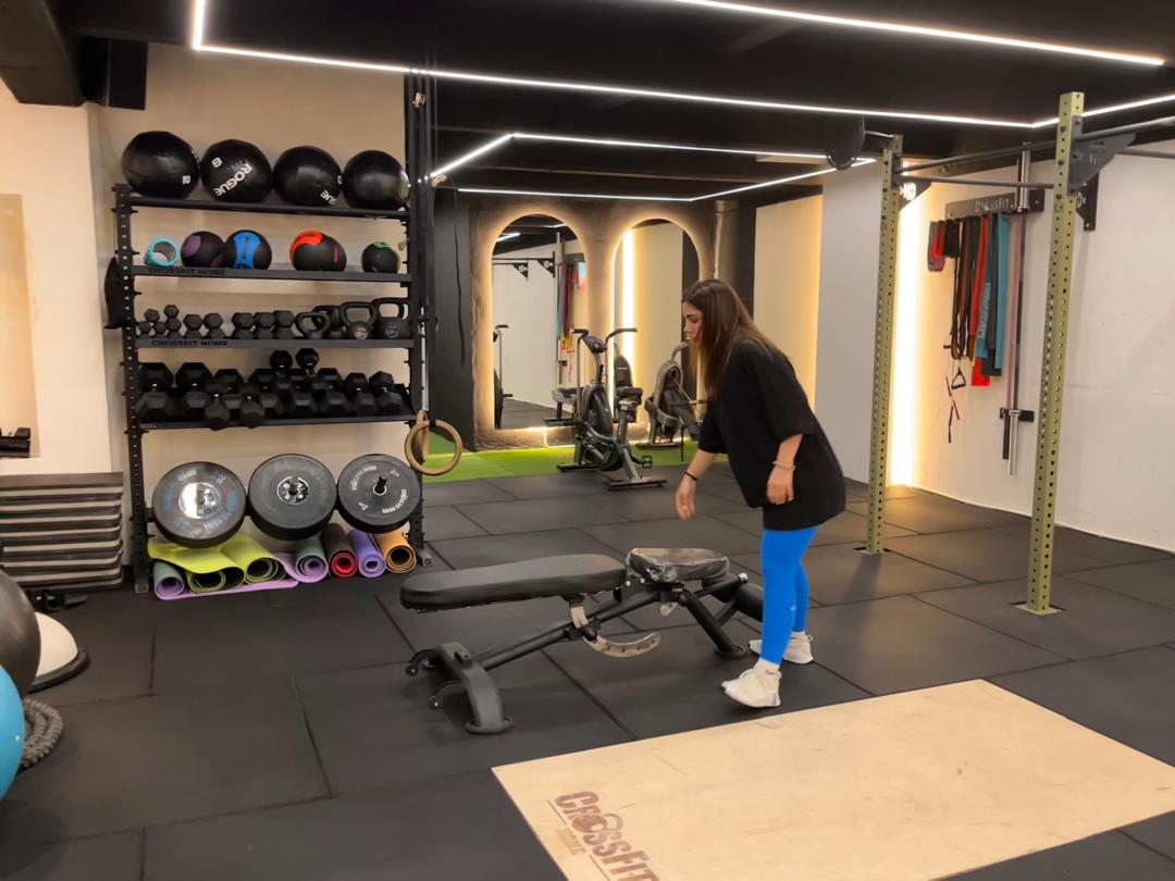 Imagen de Afra, en el gimnasio que regenta en Teherán, donde una parte importante de los clientes no han vuelto tras la entrada en vigor del alto el fuego.