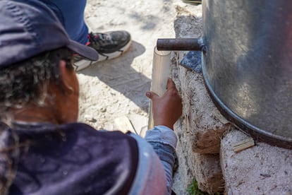 El proceo de destilación de mezcal en Zinacancingo, Puebla.