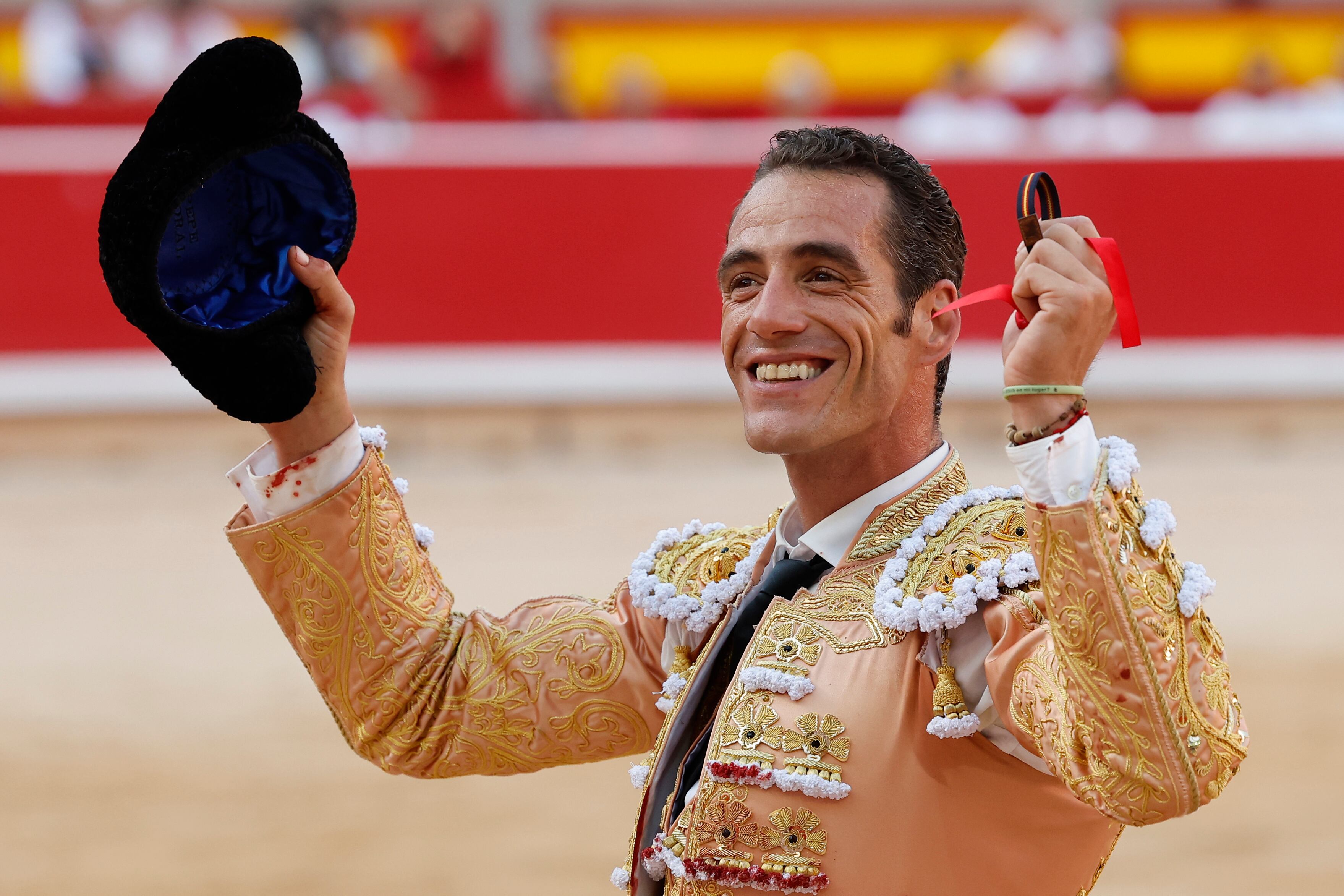 Pepe Moral, con la oreja que cortó al quinto toro de la tarde.