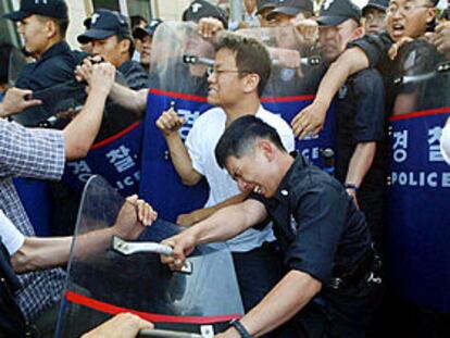 Unos cien manifestantes se enfrentaron a la policía antidisturbios de Corea del Sur. PLANO MEDIO - ESCENA