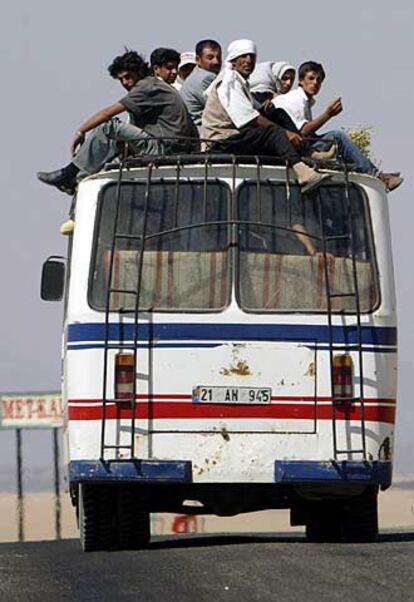 Un autobús con trabajadores agrícolas en los alrededores
de Diyarbakir.