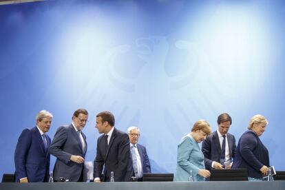  De izquierda a derecha: el primer ministro italiano, Paolo Gentiloni, el presidente español, Mariano Rajoy; el presidente francés, Emmanuel Macron; el presidente de la Comisión Europea, Jean-Claude Juncker; la canciller alemana, Angela Merkel, el primer ministro holandés, Mark Rutte y la primera ministra noruega Erna Solberg durante la rueda de prensa posterior a la reunión de jefes de Estado y de Gobierno de la Unión Europea de los miembros del G20 celebrada el 29 de junio de 2017.