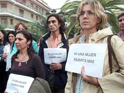 Protesta convocada ayer en Huelva por la asociación Miriadas, a la que pertenecía María Teresa Otero Vélez.