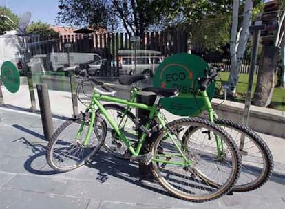 Un bolardo reciclado para bicis de la exposición <i>Ecodiseño</i>.
