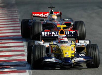 Kovalainen pilota un bólido de Renault por delante del McLaren de Lewis Hamilton