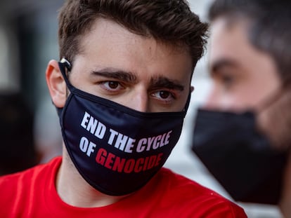 Un manifestante con una mascarilla en la que lleva escrito el mensaje "Fin al círculo del genocidio" durante una protesta de la diáspora armenia frente al consulado turco en Los Ángeles (EE UU), el 24 de abril de 2021.