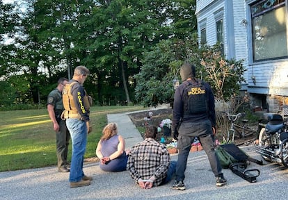 Dos de los 27 detenidos durante una redada de la DEA, el 27 de agosto de 2025.