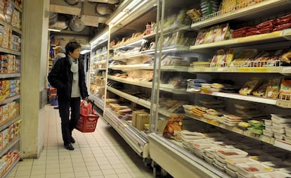 Clientes en un supermercado en París.