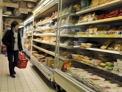 Clientes en un supermercado en París.
