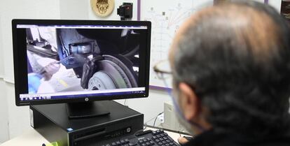 El jefe de la unidad de drogas de la Pontevedra muestra un alijo de hero&iacute;na oculto en un Porsche Cayenne. 