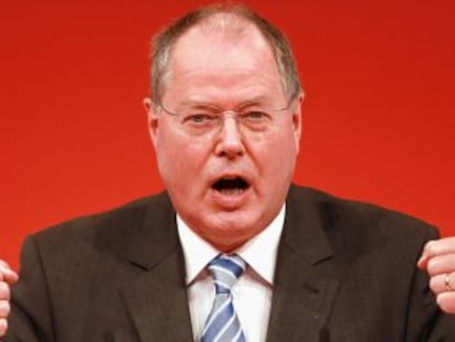 El líder del Partido Socialdemócrata de Alemania, Peer Steinbrück,  durante su discurso en el congreso extraordinario del domingo en Augsburgo.