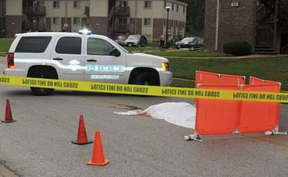 Imagen cedida por la Fiscalía de San Luis, que muestra el cadáver cubierto de Michael Brown tras el altercado con el policía Darren Wilson.