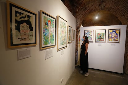 Una mujer visita la exposición “Apoteosis” de Roberto Maján, en la galería La Fiambrera.
