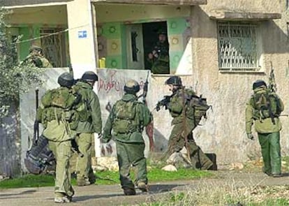 Un grupo de soldados registra una casa durante la incursión de ayer en Jenín.