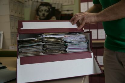 Una de las cajas del archivo repleta de documentos de escritura popular.