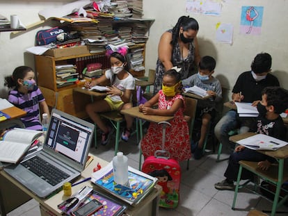 La maestra Socorro Medina y sus alumnos, en la escuela que ha montado en su vivienda, en el barrio de La Cruz de Caracas, Venezuela.