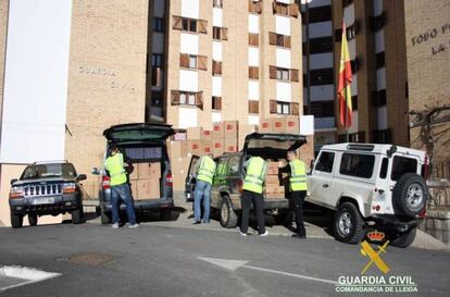 La polic&iacute;a registra los coches con tabaco de contrabando