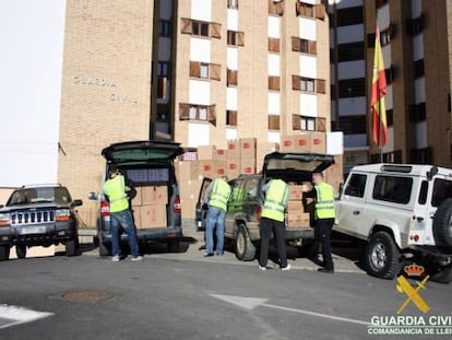 La polic&iacute;a registra los coches con tabaco de contrabando