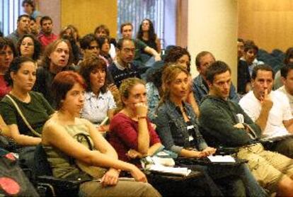 Asamblea de trabajadores de Opening, ayer en Barcelona.