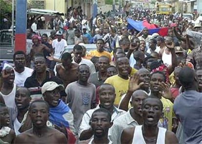 Cientos de personas celebran en las calles de Puerto Príncipe la salida de Aristide.