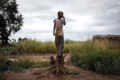 <p>Los desplazados se mueven constantemente de una zona a otra, lo que se refleja en asentamientos precarios en los que es complicado prestar asistencia humanitaria. "Algunos no cuentan ni con lonas de plástico para abrigarse y duermen debajo de mosquiteras, aunque la temporada de lluvias aún no ha acabado", explica Borges, de MSF.</p> <p>En la imagen, un joven congoleño en un campamento improvisado para desplazados internos el 21 de marzo de 2018 en Kabutunga (República Democrática del Congo).</p>