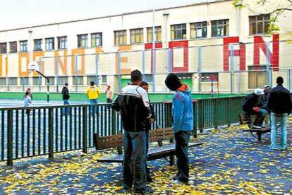 Ambiente de la plaza del Corazón de María, que será derribada para hacer un aparcamiento y un parque.