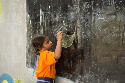 Kavita, de 8 años, no falta nunca a las lecciones vespertinas de 'la escuela gratuita bajo el puente'. Le gusta pintar y dice que quiere ser profesora para enseñar a otros niños.