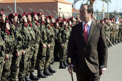 José Bono pasa revista en la base militar de Bétera (Valencia).