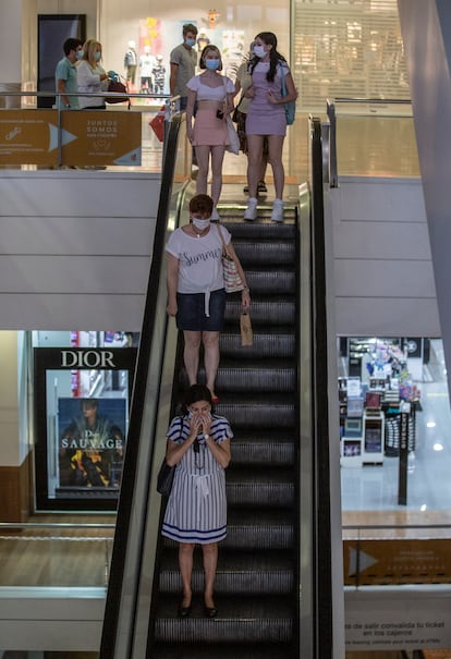 Interior del centro comercial Nervión Plaza en Sevilla, que abrió sus puertas el 25 de mayo.