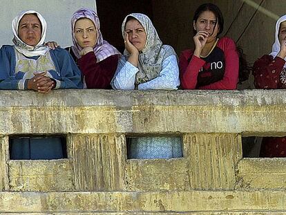 Refugiadas palestinas observan enfrentamientos armados en Baalbek, Líbano, en 2002.