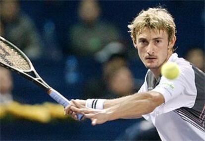 Juan Carlos Ferrero se dispone a volear sobre la red.