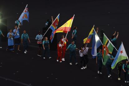 María Pérez and Jordan Díaz, the flag bearers of Spain, enter the Stadium.