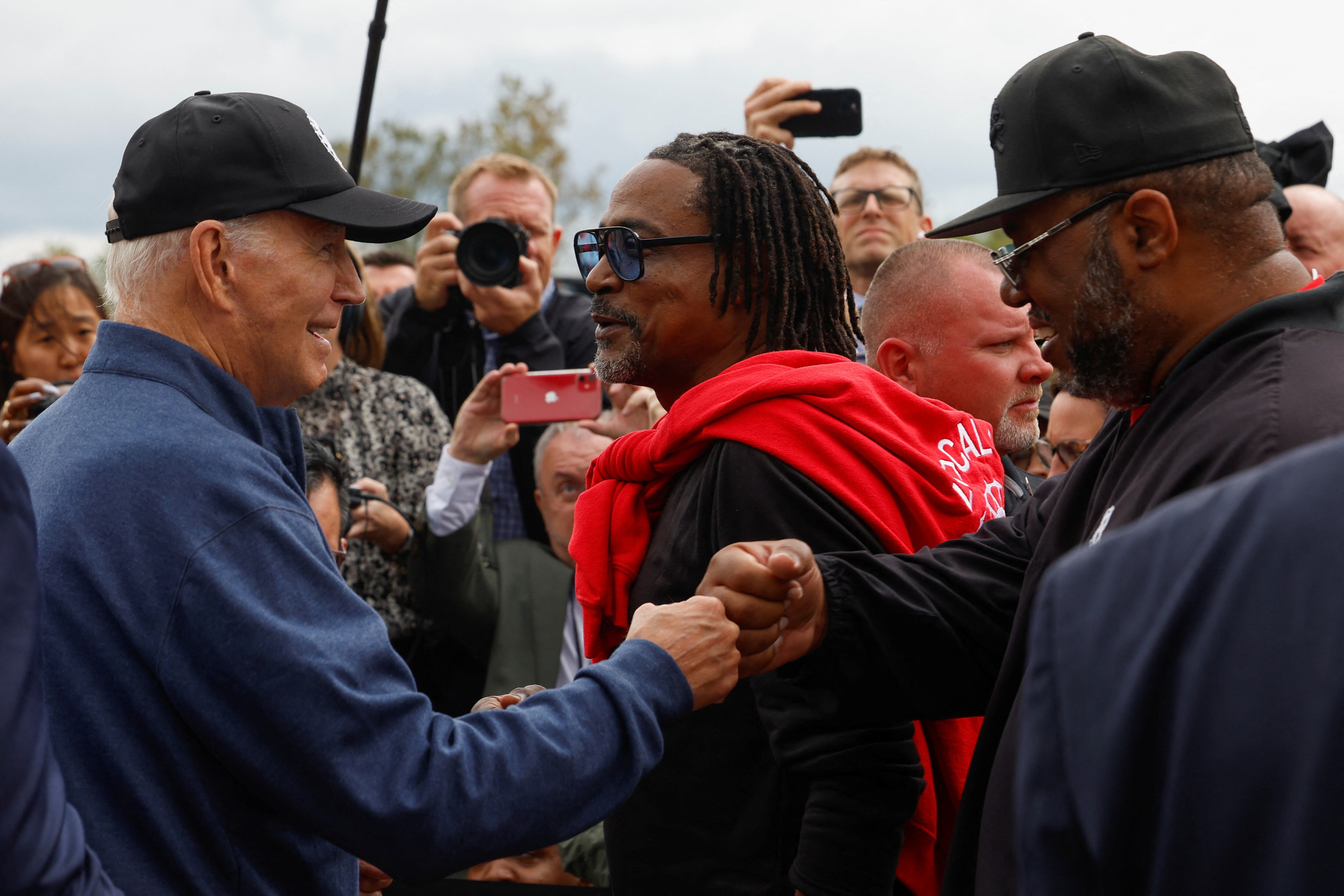 El Presidente de los Estados Unidos, Joe Biden, saluda a los miembros en huelga del United Auto Workers (UAW), frente al Centro de Distribución Willow Run de GM, en Bellville.