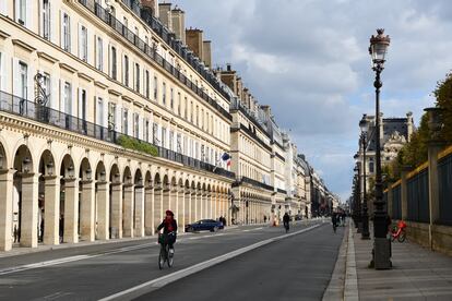 El amplísimo carril bici de la calle Rivoli, en el centro de París.