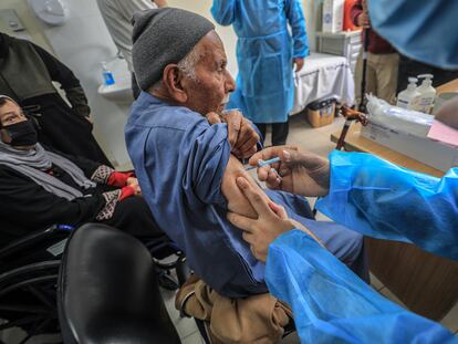 Un palestino es vacunado contra la covid, el miércoles en Gaza.