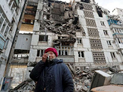 Una mujer, frente a un bloque de edificios bombardeado en Mariupol, este domingo.