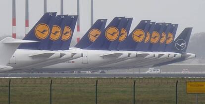 Aviones de Lufthansa aparcados en el aeropuerto de Schonefeld, Alemania. 