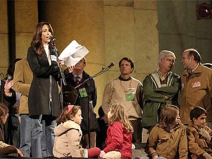 Representantes de las organizaciones convocantes escuchan el manifiesto leído por la ex Miss Mundo y presentadora de Popular TV Marisela Álvarez.