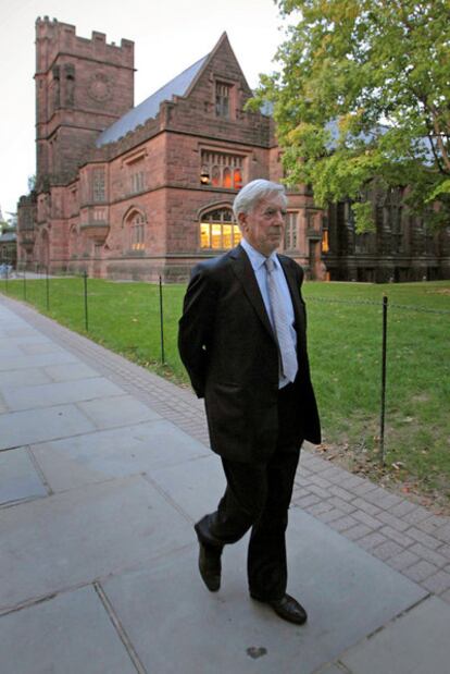 El escritor Mario Vargas Llosa, en el campus de la Universidad de Princeton en Nueva Jersey el pasado octubre.