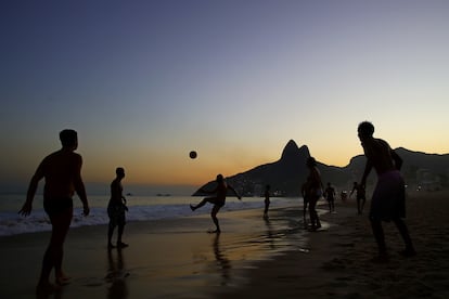 Jóvenes juegan fútbol en la playa de Ipanema, en Río de Janeiro.