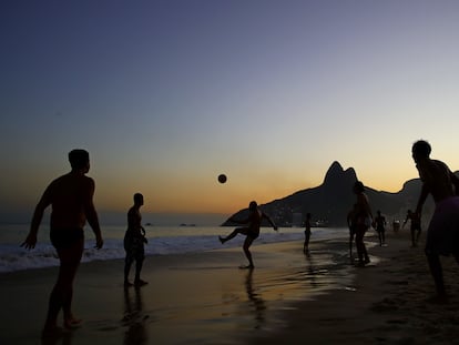 Jóvenes juegan fútbol en la playa de Ipanema, en Río de Janeiro.