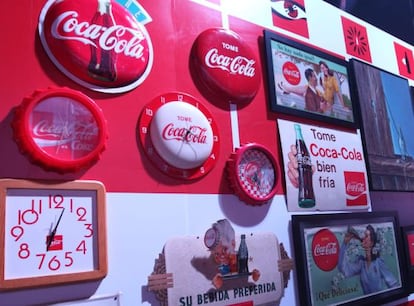 Una colección de carteles y objetos de la marca Coca-Cola