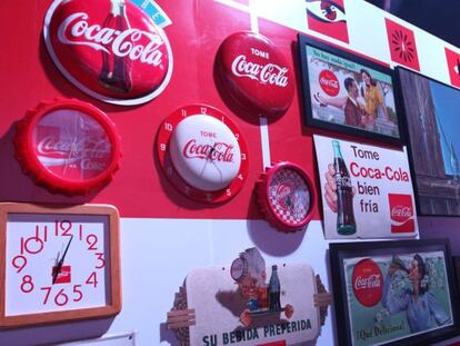Una colecci&oacute;n de carteles y objetos de la marca Coca-Cola